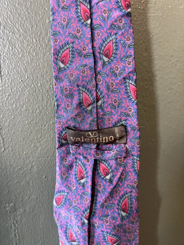 Corbata de seda vintage Valentino para hombre con patrón de cachemira púrpura Foto 3 de 4