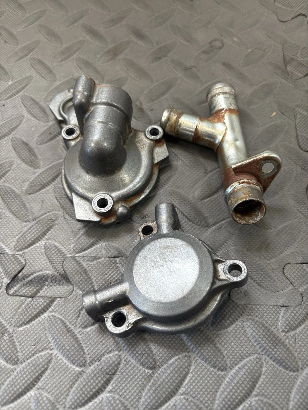 2001 YAMAHA YZ426F WR426F OEM Water Pump and Oil Filter Cover 5BE-12422-10-00