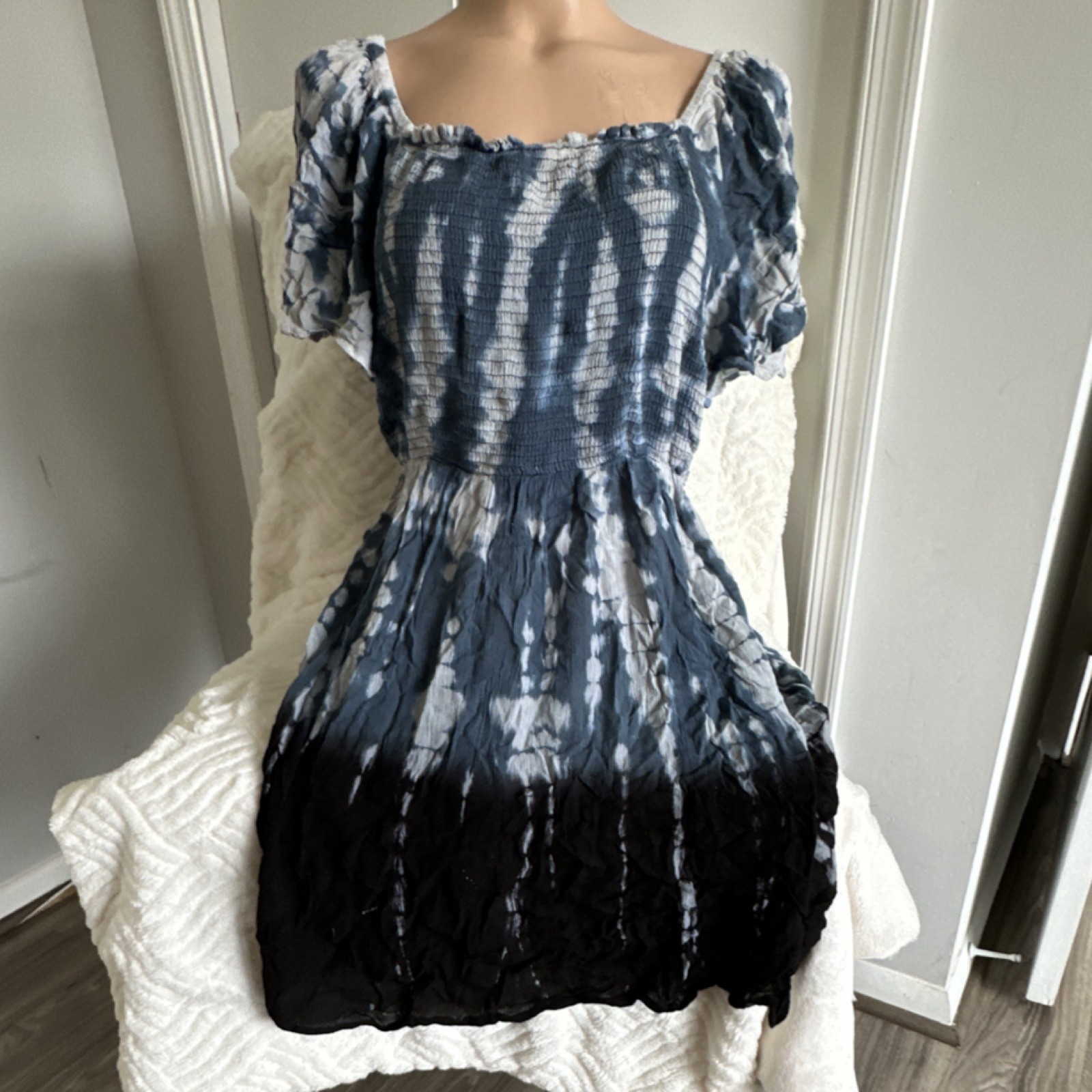 Angie Blue Black White Tie Dye Smocked Puff Sleeve Short Rayon Dress Size L