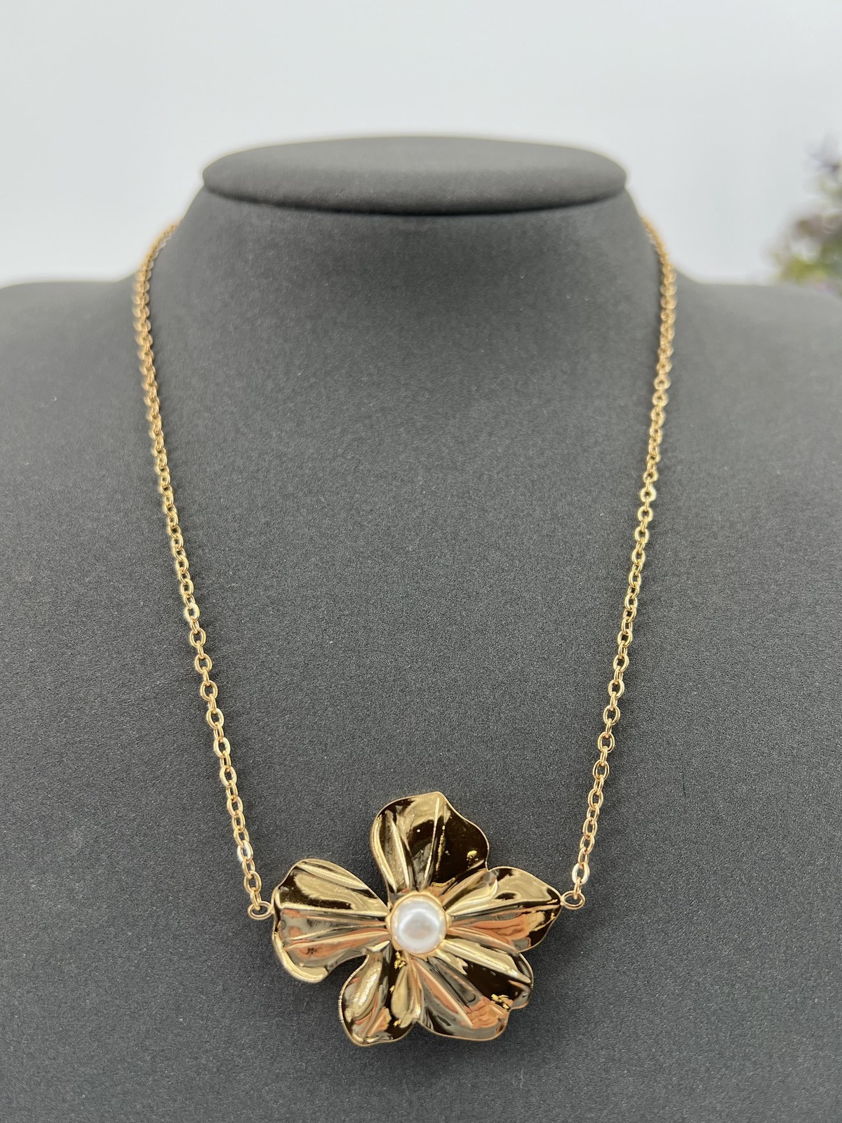 Collier chaîne marguerite et perle pour sublimer vos tenues d'été