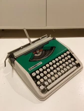 HERMES BABY TYPEWRITER. TECHNO PICA FONT. SPANISH LAYOUT.BRAZIL 1980. SN 8420665