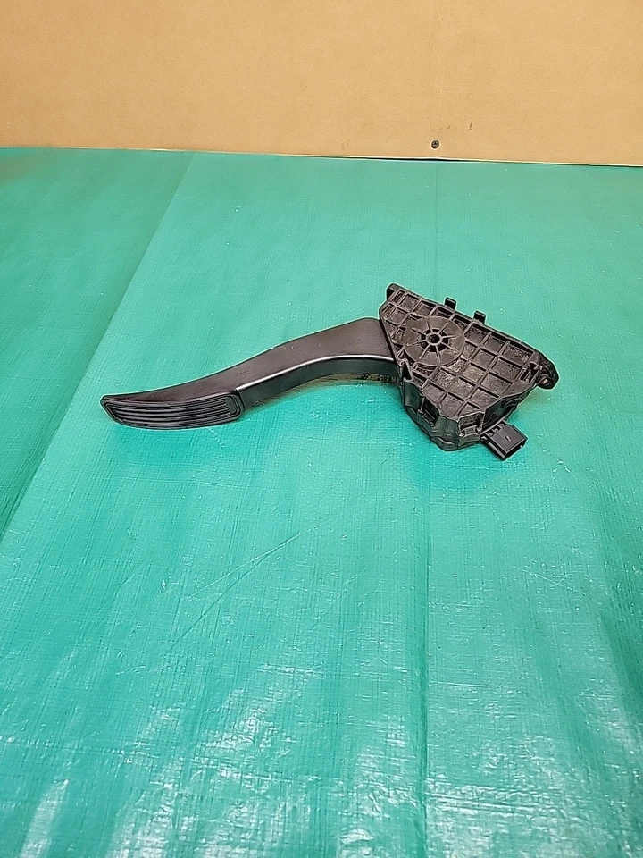 2013-2019 Ford Fusion Accelerator Pedal Assembly OEM DG9C-9F836-AB - Image 3 of 4