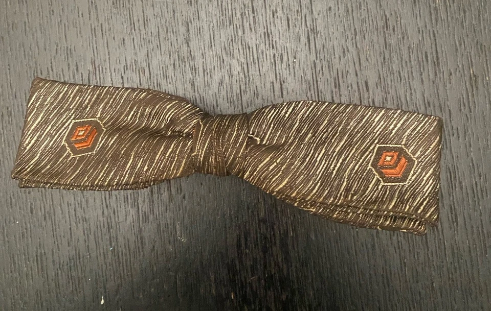 Pajarita vintage con clip patrón hexagonal marrón Foto 2 de 4