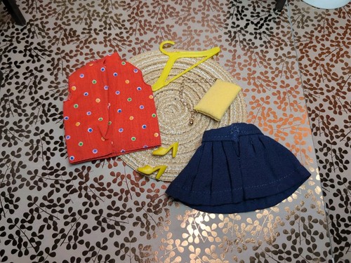 Vintage Barbie Clone Outfit - Rock, Bluse, Squishy Schuhe, Hänger + Handtasche - Bild 4 von 15