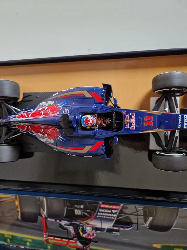 Minichamps 1/18 Toro Rosso STR10 M. Verstappen - 1st F1 Race, Gp Australia 2015 - Immagine 4 di 4