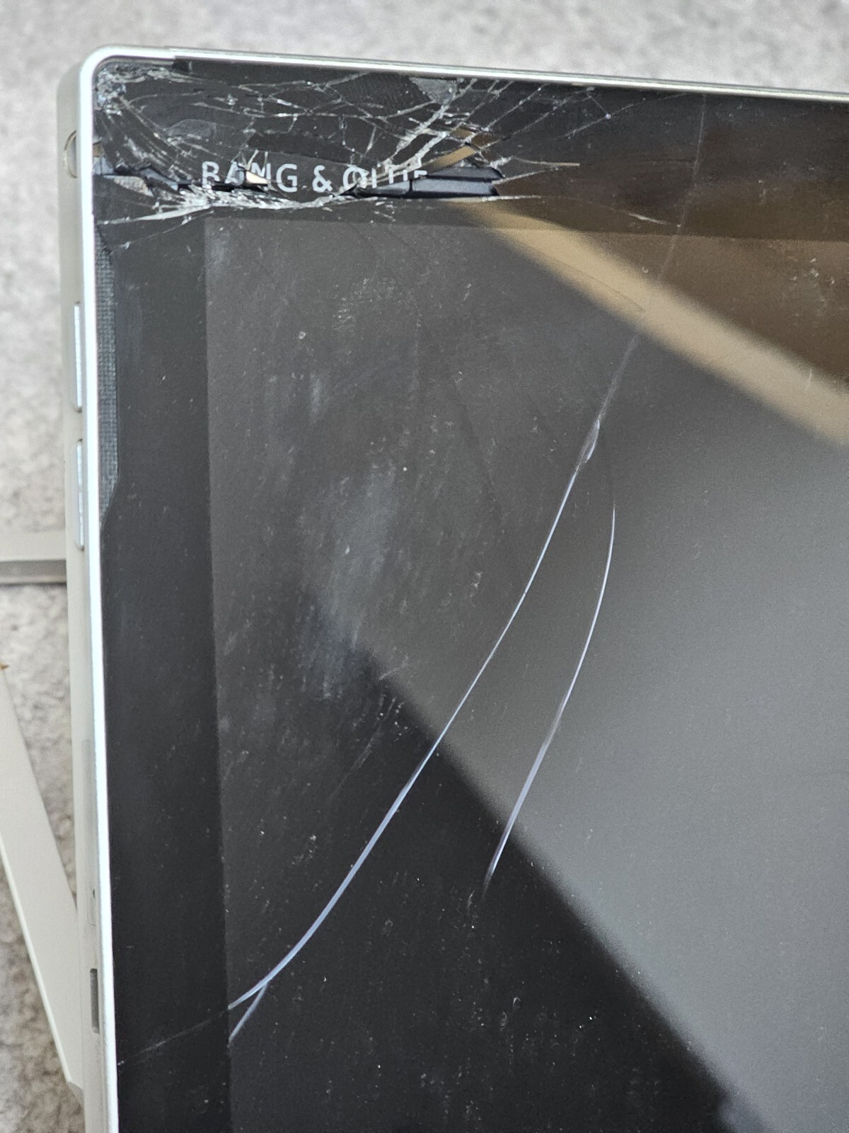 HP Elite X2 1013 G3 tablet, i58350U, 8GB RAM, 256GB, CRACKED SCREEN