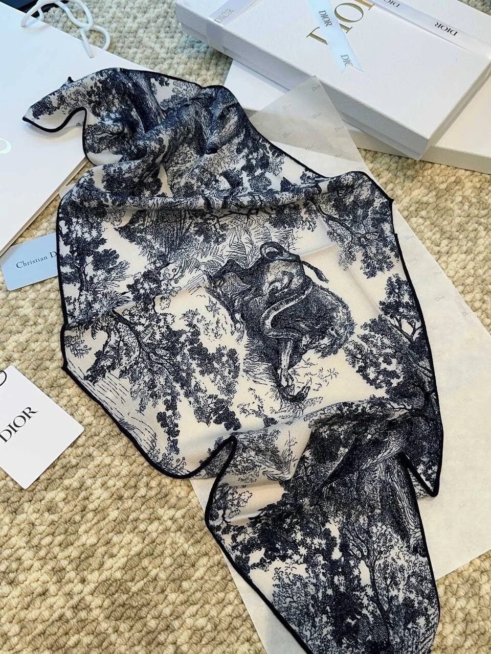 Foulard Dior Diamond met en valeur l'imprimé Sauvage