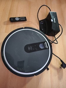 Miele Scout RX1 Saug-Roboter Schwarz mit Fernbedienung und Ladestation.