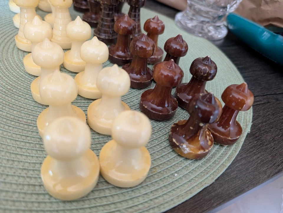 Piezas de ajedrez vintage de alabastro marrón y blanco. Perplexity Says Made In Italy Foto 2 de 4