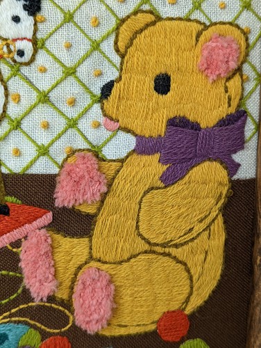Crewel de oso de peluche bordado colgante de pared caballo mecedor enmarcado habitación infantil de colección - Imagen 3 de 9
