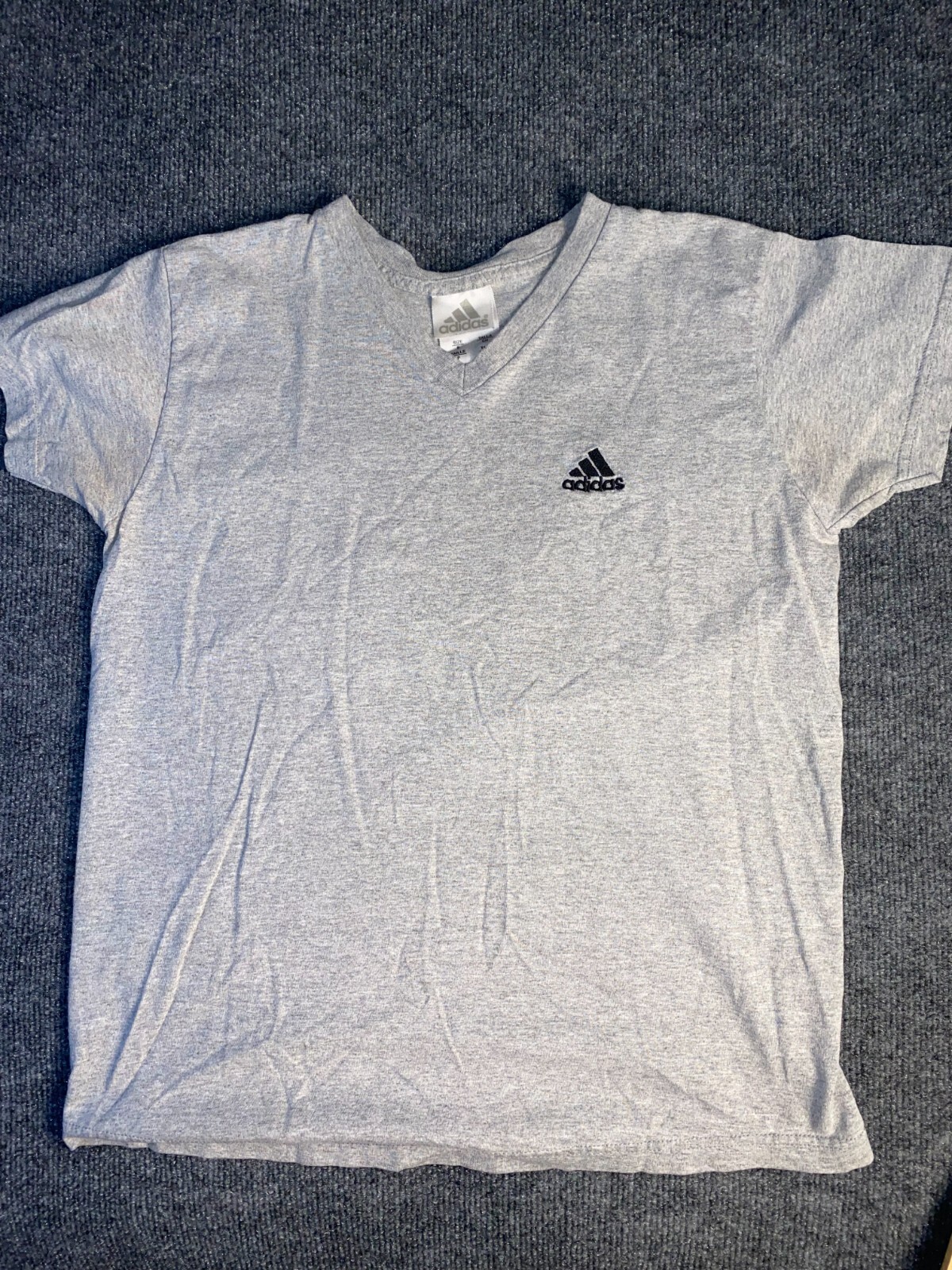 T shirt Adidas uomo piccola grigia tinta unita vestibilità ampia costina scollo a V misto logo pony