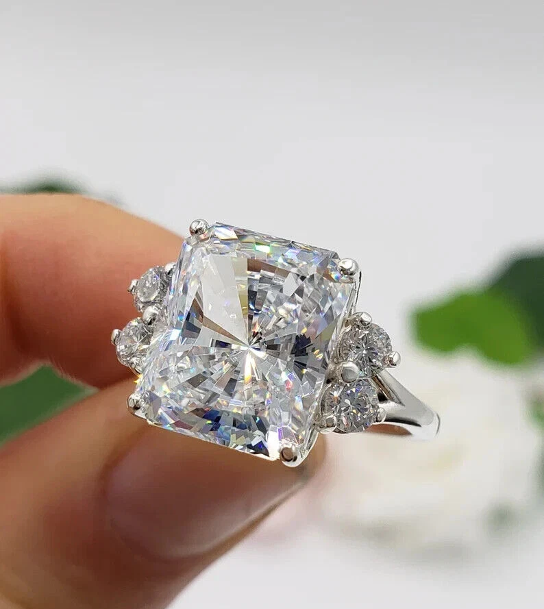 Precioso anillo de compromiso de zafiro blanco de 14,72 quilates de corte radiante y redondo simulado Foto 4 de 4