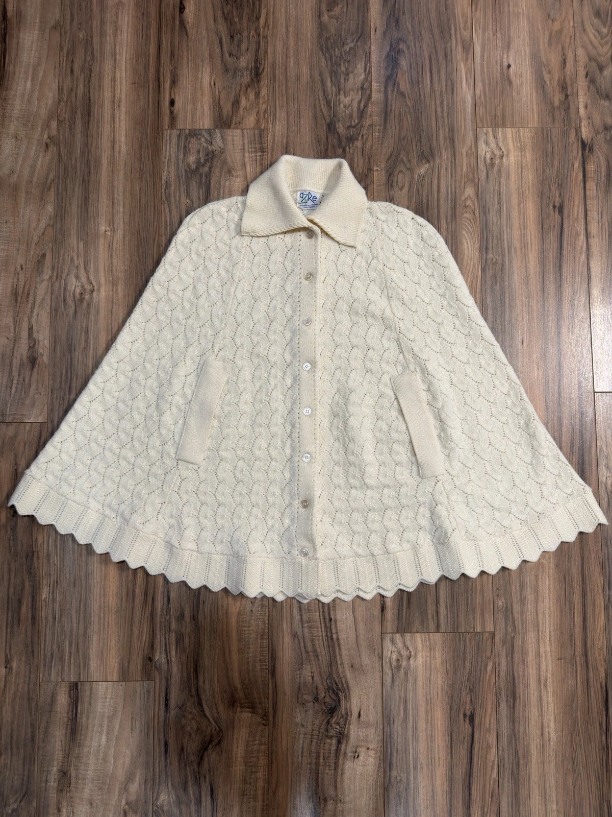 Vintage Women's Azure Poncho Cape Sweater One Size Creamy Knit White Granny