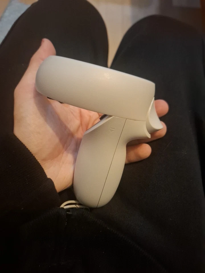 Oculus Quest 2 Right Hand Controller  - Image 2 of 4