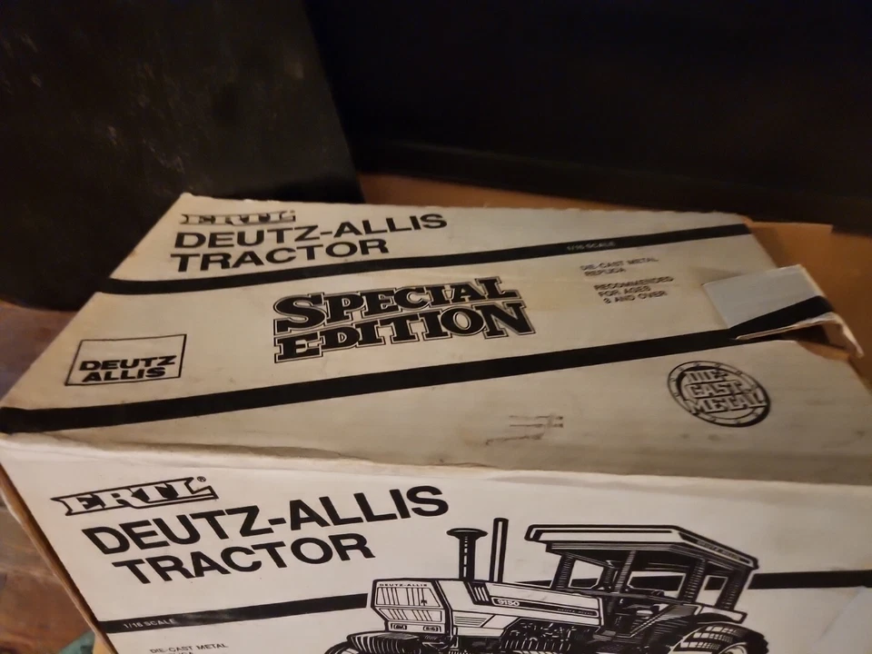 Deutz-Allis Tractor 1989 Special Edition Die-Cast Metal 1:16 Scale Replica 1280  - Image 3 of 4