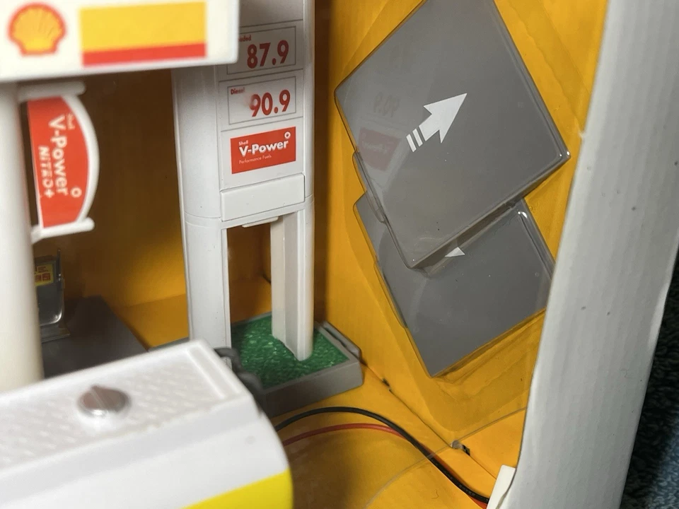 Rare RMZ City 1/64 scale Shell Service Station Gas Station Diorama NIB (r) - Image 4 of 4