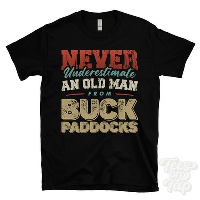 T-SHIRT UNTERSCHÄTZE NIE EINEN ALTEN MANN AUS BUCK PADDOCKS lustig Weihnachtsgeschenk eton