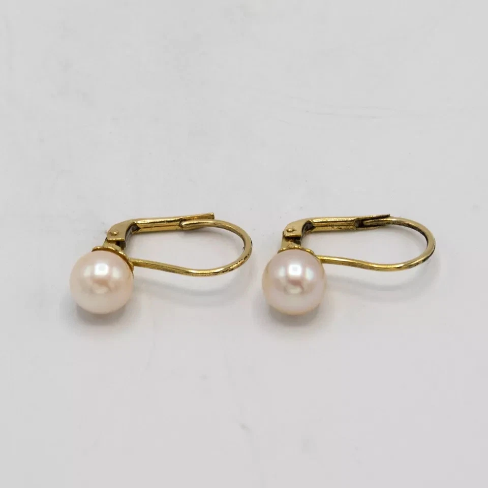 Anello In Oro Bianco 18 Carati Con Perla Bianca Coltivata Sferica E Sei Diamanti Laterali Taglio A Brillante Di Circa 1 Ct Totale