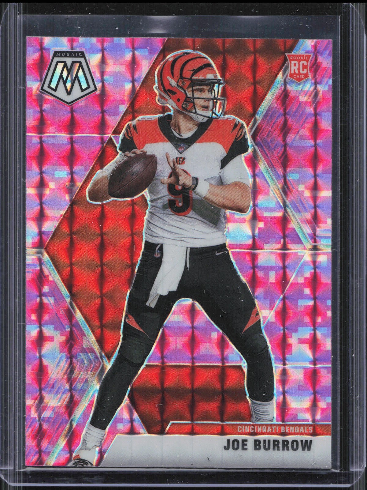 2020 Panini Mosaic Joe Burrow #201 Rookie Pink Camo Prizm Bengals