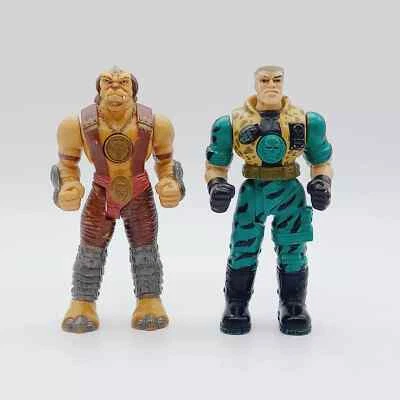 Lot 2 Action Figures Karate Fighters Small Soldiers Archer Chip Hazard 1998 UCS - Imagen 1 de 4