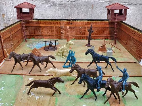 Vintage Marx Carry-All Action Fort Apache Play Set Figures Tin Litho Toy Box