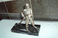 Feuerwehrmann auf Marmorsockel Feuerwehr Wehrmacht mit Tornister 18cm 17cm WWII