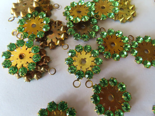 24 Swarovski Rhinestone circle 1 loop brass drop settings 19mm Peridot.