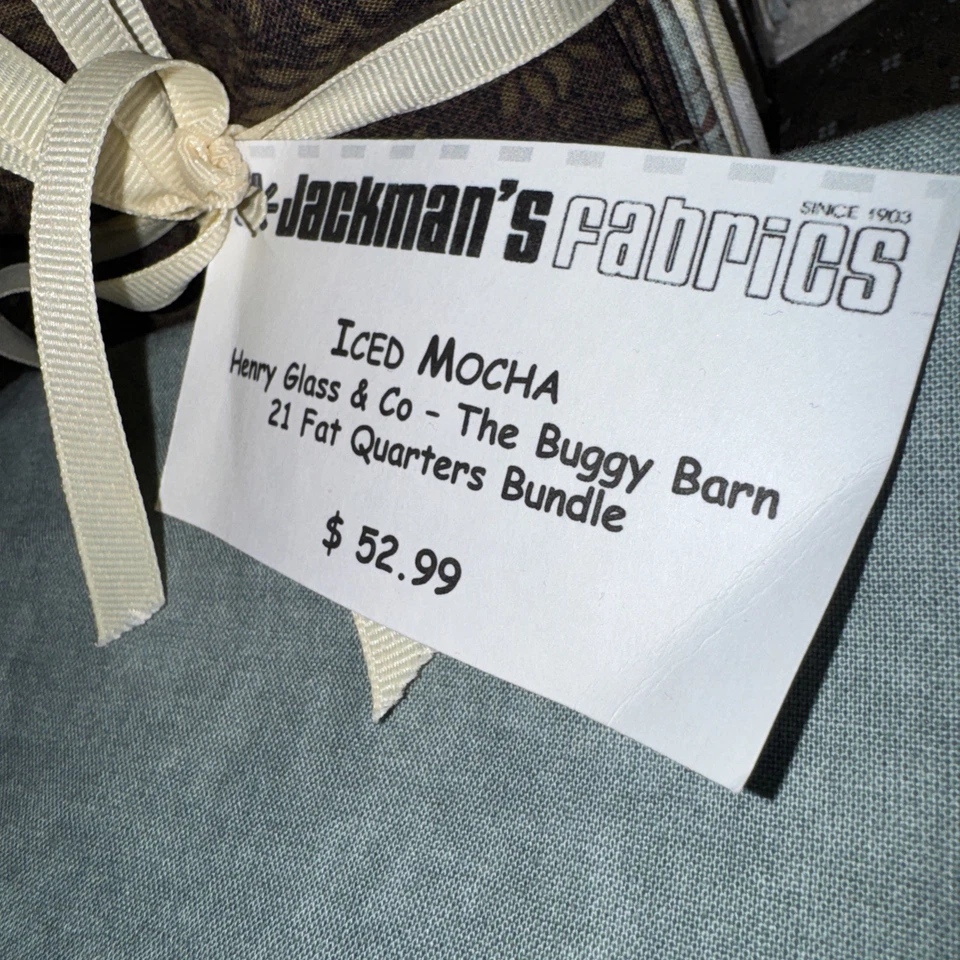Henry Glass Buggy Barn- Mocha gelada 21 Fat Qtr e 6 jardas em 3 cortes. - Imagem 3 de 4
