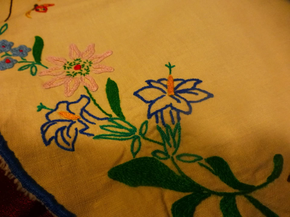 lot 4piéces napperons brodés main ,metis ,hirondelle et papillon34x24cm  - Photo 3/4