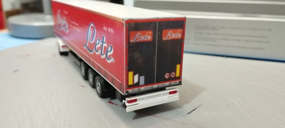 Semirimorchio Lete Acqua sfondo rosso centinati base Herpa 1/87 - Immagine 4 di 4
