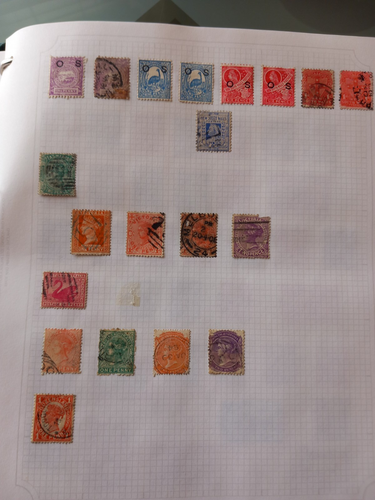 Avon Stamp Album with Hundreds of Stamps - 第 4/15 張圖片