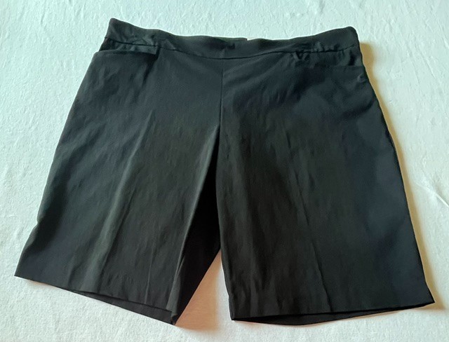 NWT Women's Time and Tru Black Bermuda Mid-Rise Stretch Shorts in Size XL 16-18