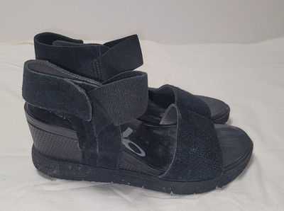 OTBT Cosmos Wedge sz 9 Sandals Black Leather Elastic Straps Heels Shoe Womens