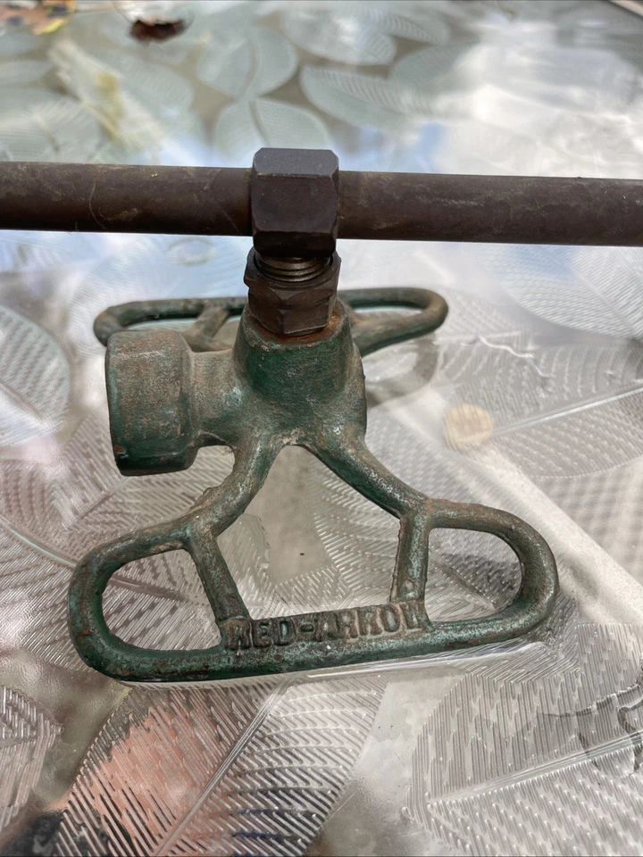 Antigo 1940s Ferro Fundido WD Allen Flecha Vermelha Gramado Jardim Grama Quintal Aspersor de Água - Imagem 2 de 4