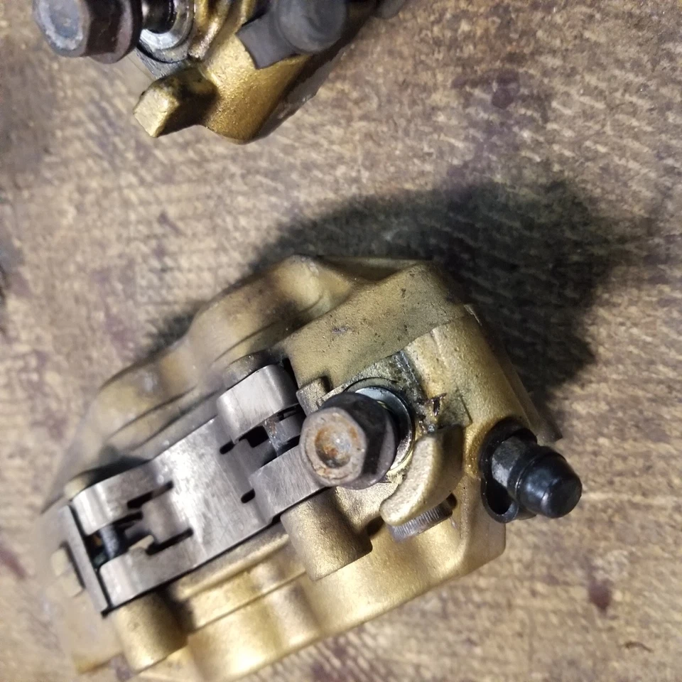 Juego de pinzas de freno delanteras izquierda derecha Honda CBR 929RR 2000-2001 OEM Foto 3 de 4