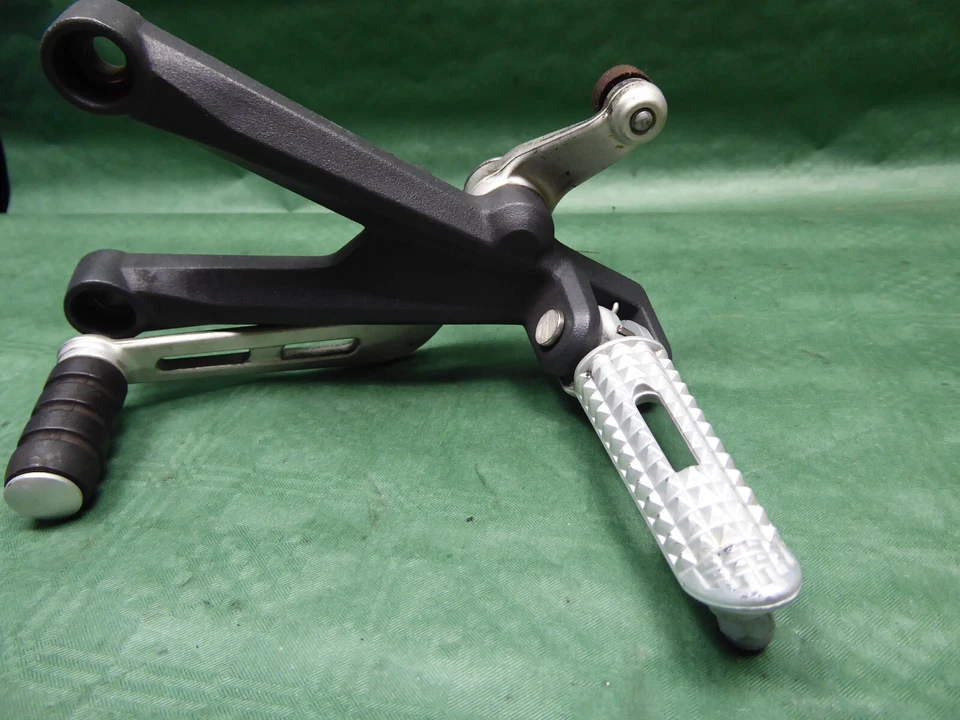 TRIUMPH STREET TRIPLE 765 FOOT REST (int.C0*) FUSSRASTE RASTENHALTER SCHALTHEBEL - Bild 3 von 4