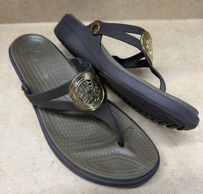 Crocs Sanrah Sandals Women s Size 10 Gold Medallion Dark Brown Thong Flip Flop