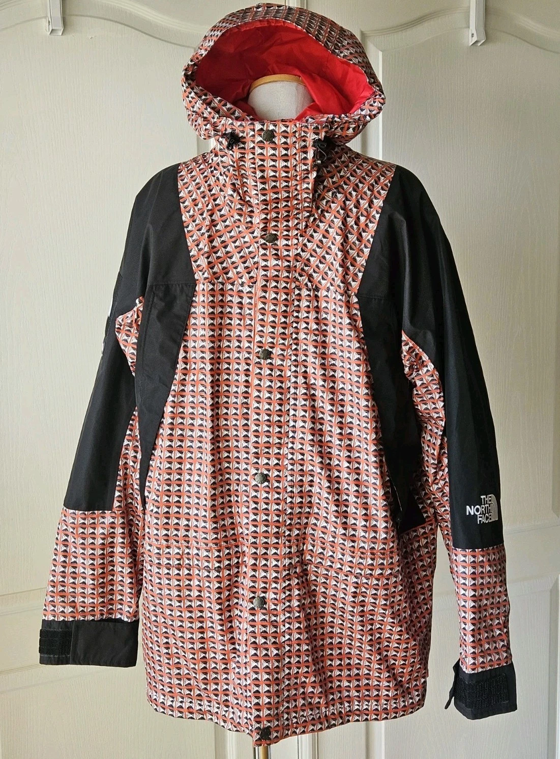 Giacca leggera da montagna Supreme The North Face uomo taglia XL rossa nera con borchie