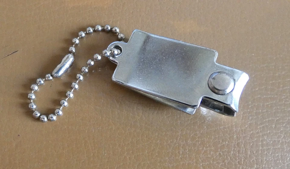 Ancien porte clé Coupe Ongle Caisse d'Epargne Ecureuil. - Photo 2/4