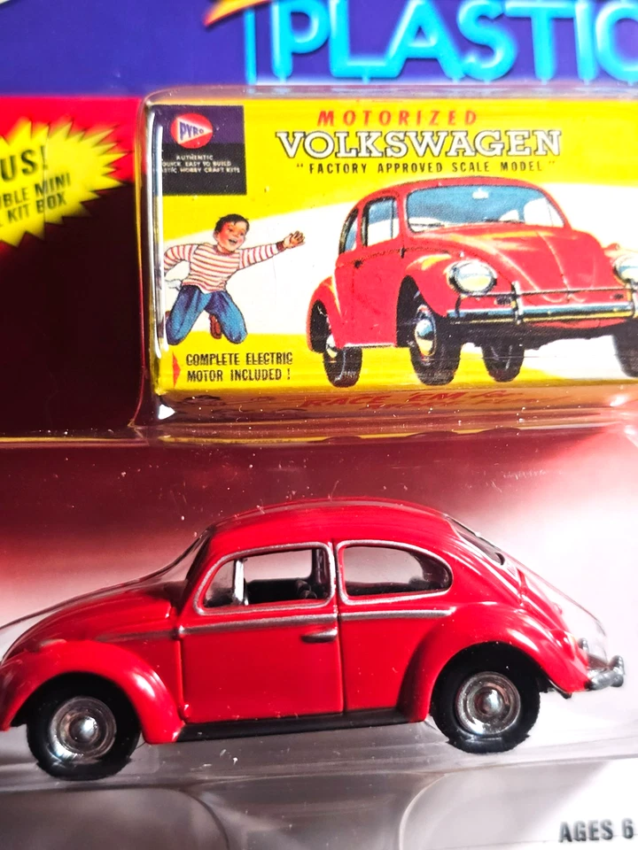 Volkswagen Beetle 1966 rojo plástico clásico Johnny Lightning sin usar, en caja Foto 2 de 4