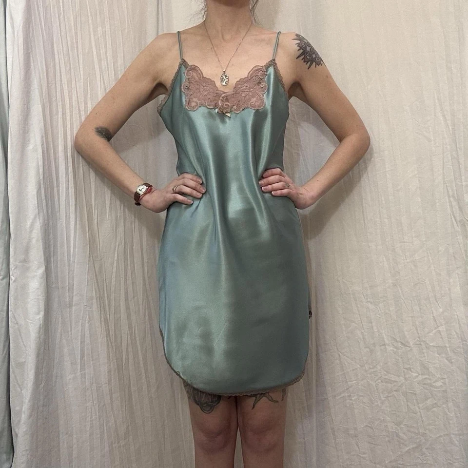 Camisón sin cordones verde azul satinado con encaje tostado de Petra Fashions vintage años 90 Foto 2 de 4
