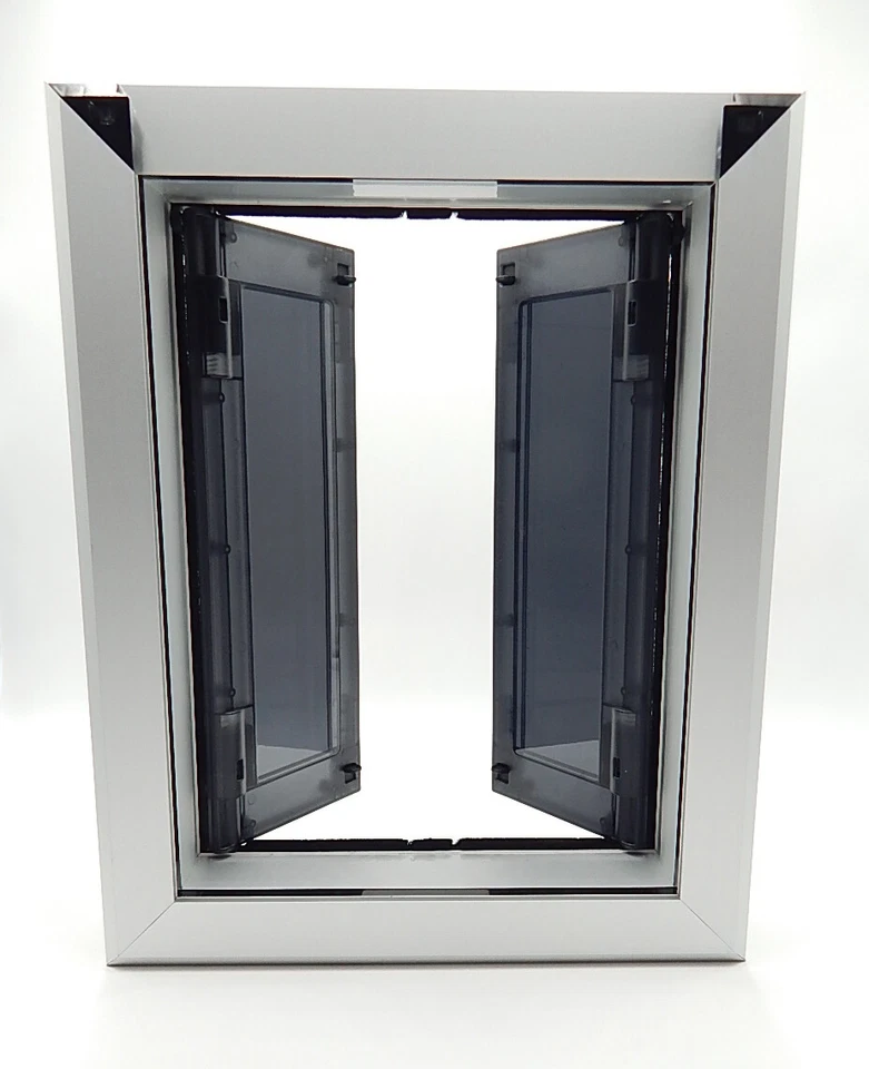 Puerta batiente estilo salón con marco de aluminio de tamaño mediano para perros Foto 3 de 4