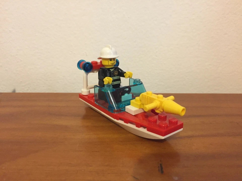 Lego City 4992 Fire Boat *Complete w Instructions* - Image 2 of 2