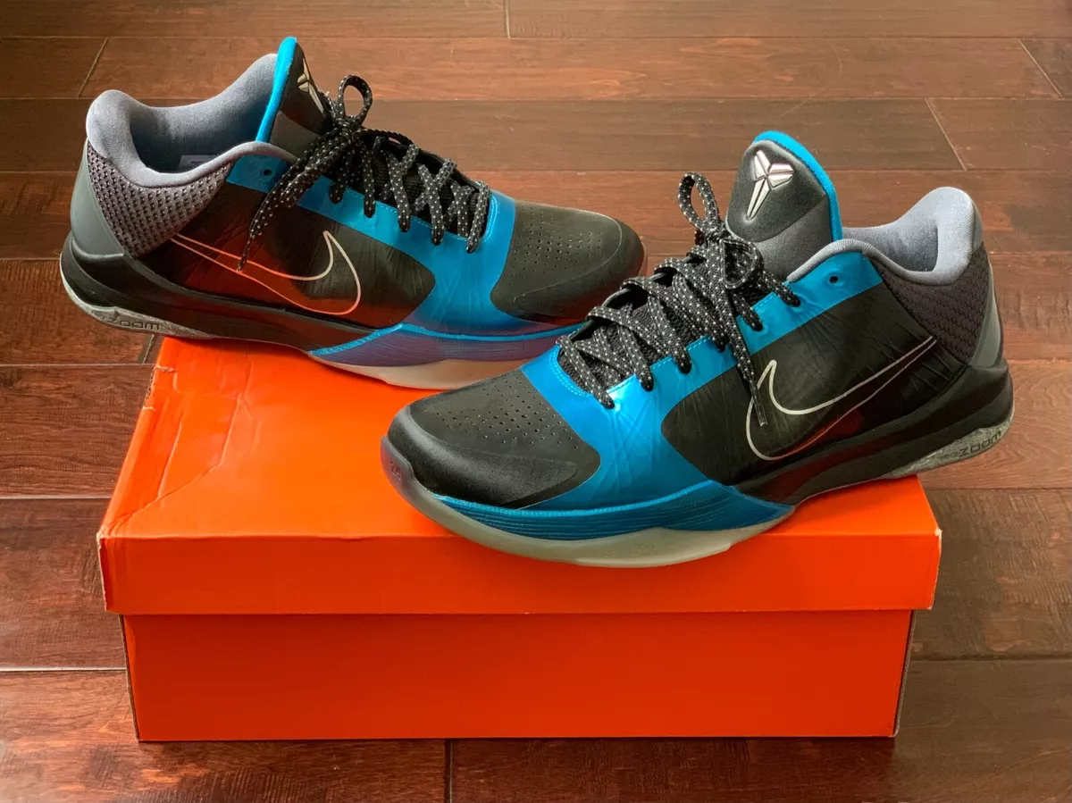 Kobe v store dark knight