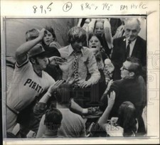 1971 Press Photo Pirates' Bob Robertson tries to catch fly ball in World Series