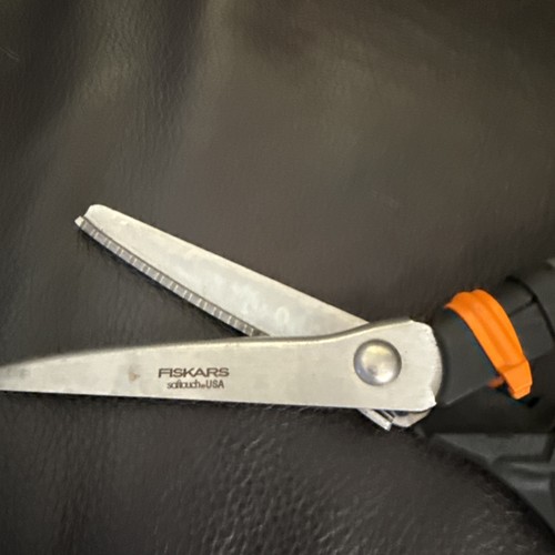 FISKERS SOFT TOUCH QUILTERS CRAFTERS LOCKING SCISSORS MADE IN USA - Picture 3 of 15