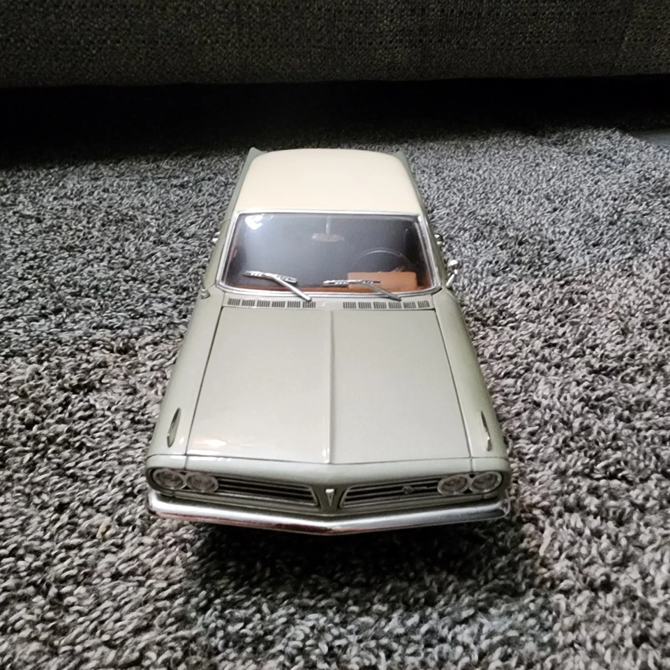 Highway 61 ~1963 Pontiac Tempest LeMans Coupe -Caravan Gold & Ivory~ 1:18 - Image 4 of 4