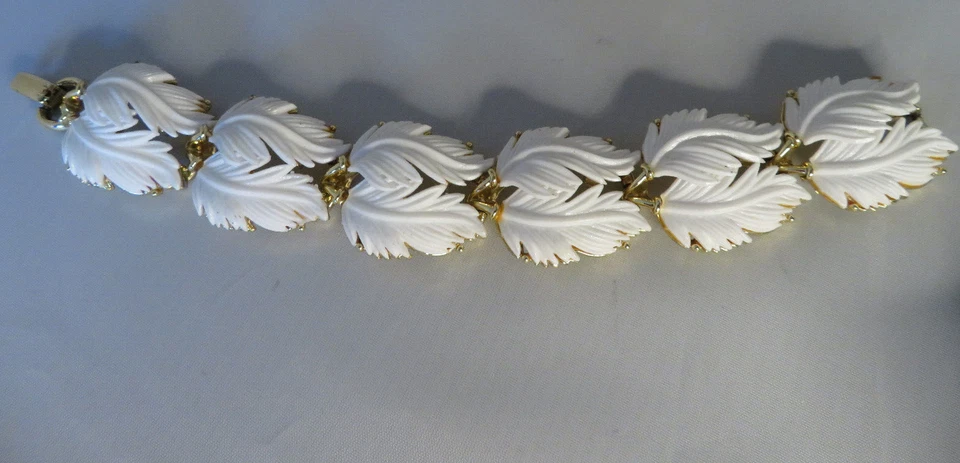 Juego de collar y pulsera LISNER blanco lucite hoja acrílica bisagras tono dorado Foto 3 de 4