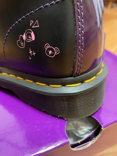 BTS BT21 Dr. Martens 1460 8 Loch Stiefel Limited Edition Schwarz Lila US6 Kpop - Bild 2 von 4