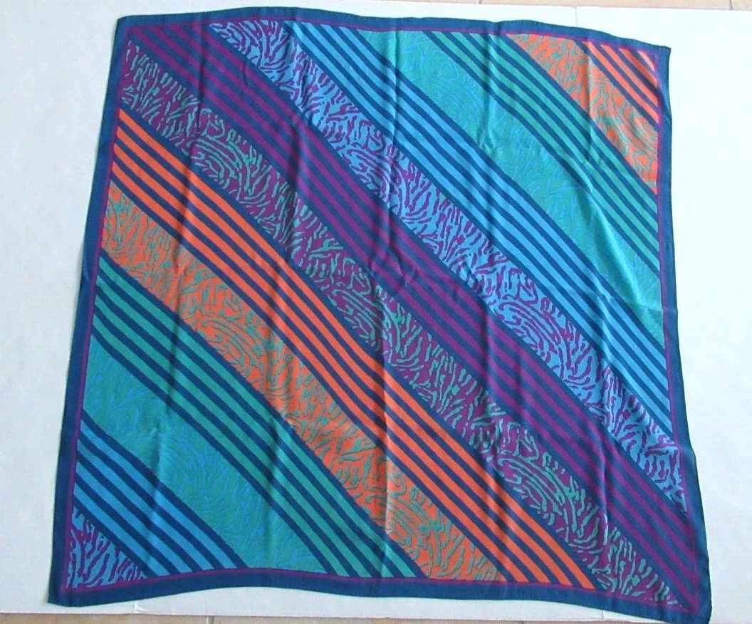Ancien et rare foulard en soie CHRISTIAN DIOR 34
